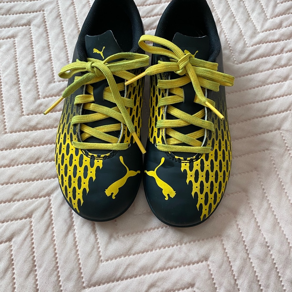 Socket cleats